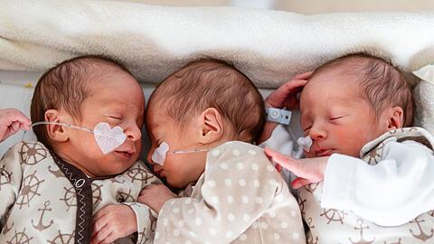 Im Klinikum Bamberg hat eine Mutter eineiige Drillinge zur Welt gebracht.