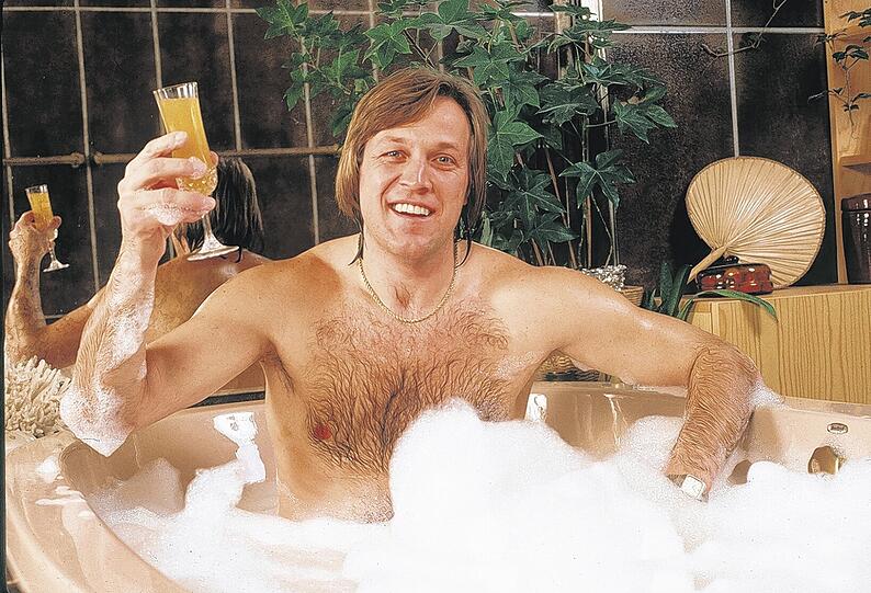 &bdquo;Ich bin kein Feier-Biest&ldquo;: Jahrhundert-Spieler Erich Kühnhackl, der am Sonntag 60 wird, ließ es sich zumindest 1983 gut gehen. Fotos (2): Rauchensteiner/Augenklick