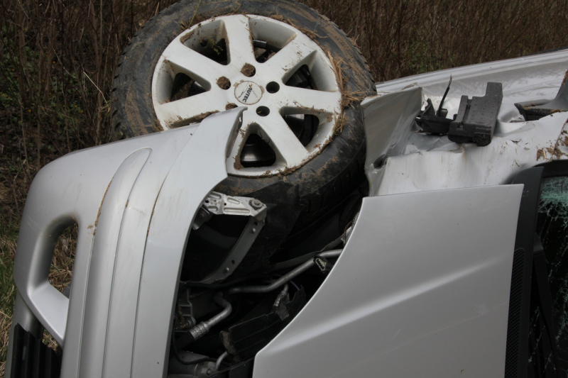 Bei Mitterbuchbach ist am Donnerstag ein Autofahrer mit seinem Mercedes von der Straße abgekommen und hat sich dabei überschlagen. Der Mann musste verletzt ins Krankenhaus eingeliefert werden, am Auto entstand ein Totalschaden.