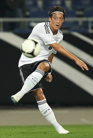 MESUT ÖZIL: Erst nicht so auffällig wie Kollege Götze, aber eifrig, und lauffreudig. Drehte in der zweiten Halbzeit auf &ndash; und traf doppelt. Takt- und Vorlagen-Geber. NOTE 2