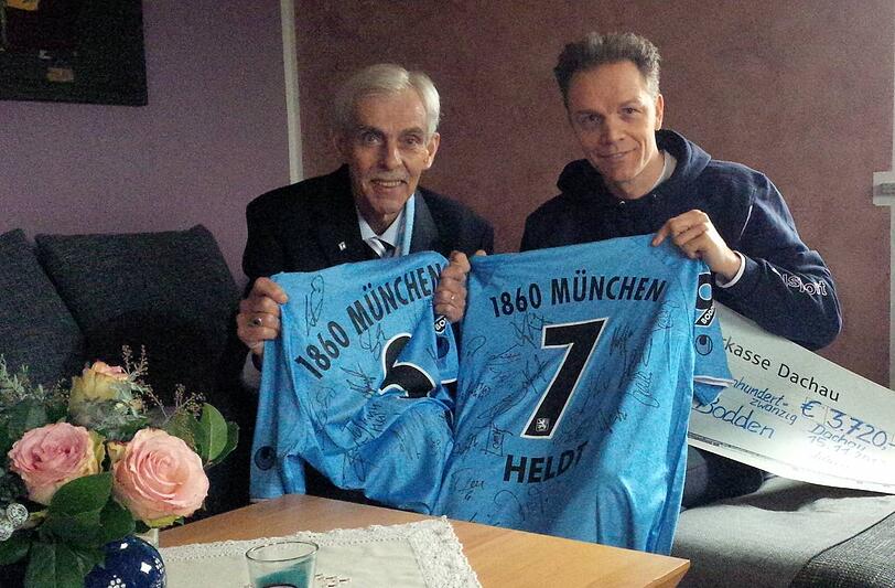 3720 Euro hat Ex-1860-Präsident Dieter Schneider bei der AZ-Aution geboten für zwei Trikots aus dem Benefizspiel für Olaf Bodden. Der übergab Schneider die Trikots persönlich.