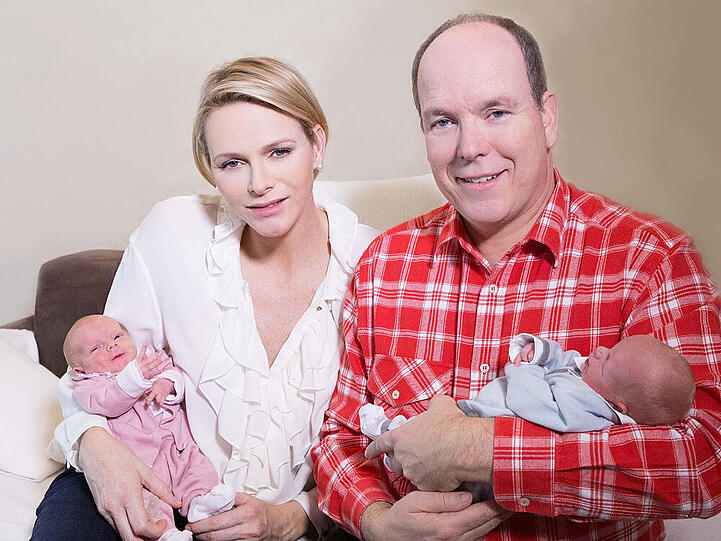 Die Zwillinge Gabriella und Jacques mit ihren Eltern Fürst Albert und Charlene von Monaco