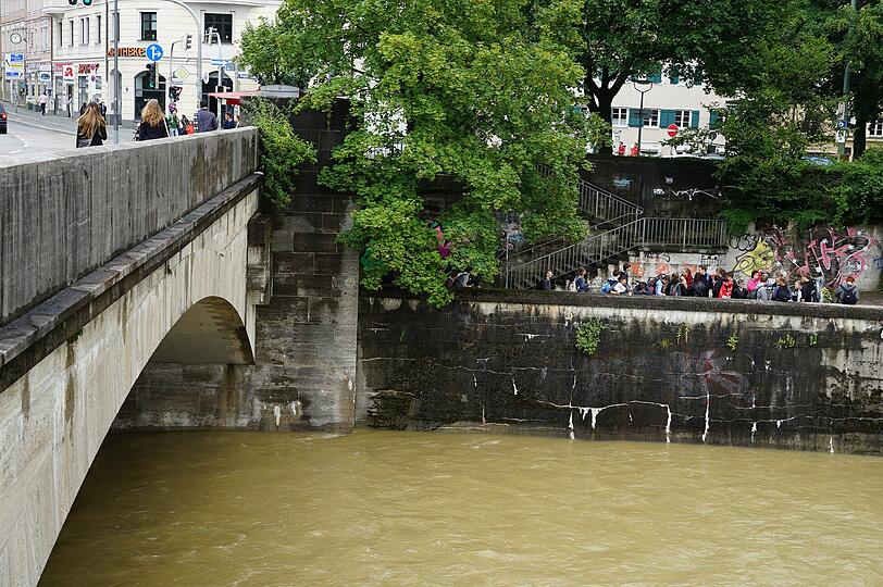 Von einem Isar-Hochwasser in München sind wir noch ein gutes Stück entfernt &ndash; aber so langsam schaukelt sich das Ganze hoch. Und schwappt an einigen Stellen sogar über. Bislang nur an den renaturierten Flächen. Aber auch dafür sind die ja geschaffen worden. Gut so.