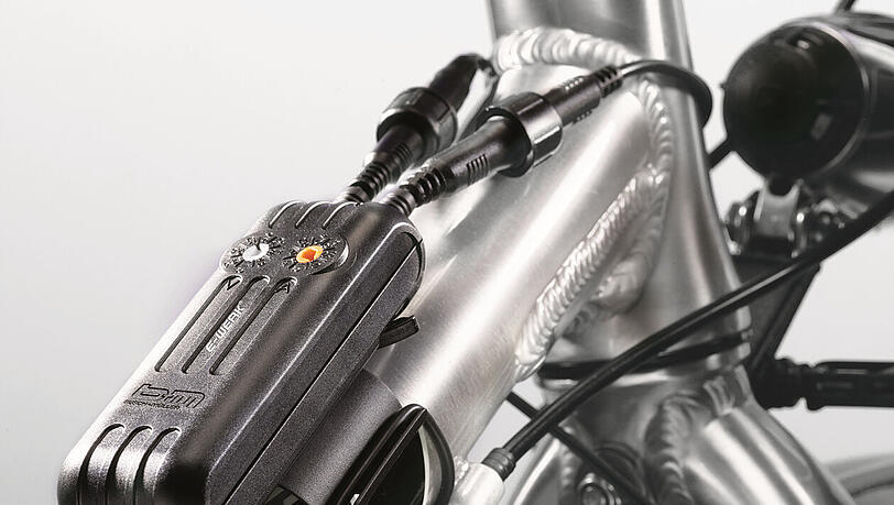 Dynamolader, die mit oder ohne Pufferakku zwischen Nabendynamo und Smartphone gehängt werden, sind indes eine Lösung für Fahrradfahrer, die ihre Muskelkraft gleich auch noch in Energie fürs Handy umwandeln möchten. Dynamolader, die mit oder ohne Pufferakku zwischen Nabendynamo und Smartphone gehängt werden, sind indes eine Lösung für Fahrradfahrer, die ihre Muskelkraft gleich auch noch in Energie fürs Handy umwandeln möchten.