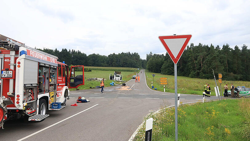 Bei dem schweren Unfall mit einem Golf wurde der Sprinter in mehrere Teile gerissen.