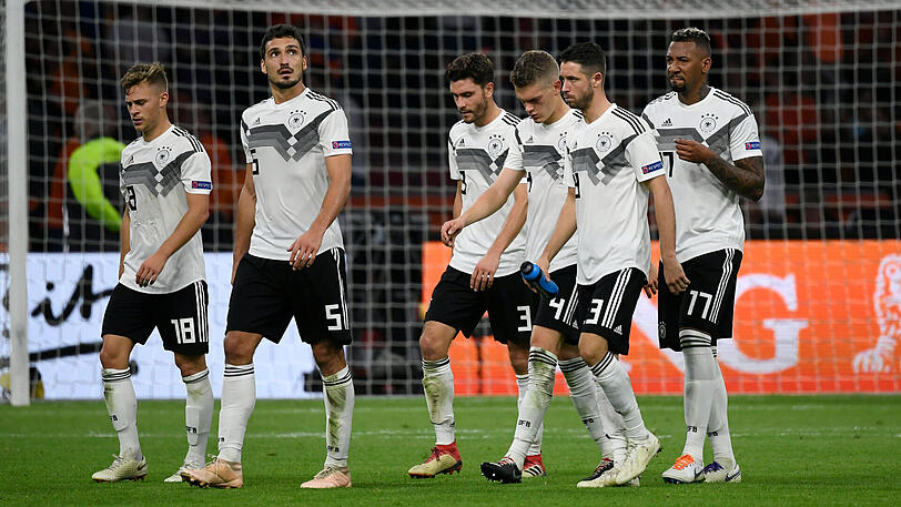 Bedient: die deutschen Nationalspieler nach der Pleite in den Niederlanden.