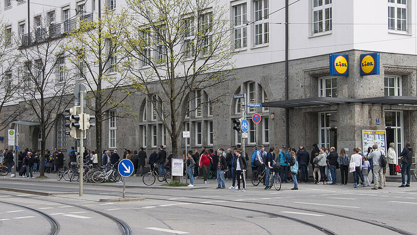 Münchner warten vor dem Bürgerbüro in Haidhausen in einer langen Schlange. (Archivbild)