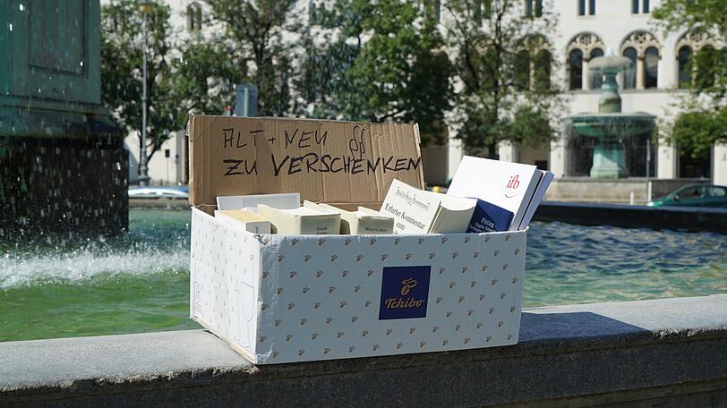 Hier kann man sich einfach umsonst ein Buch mitnehmen und entspannt in der Sonne lesen.