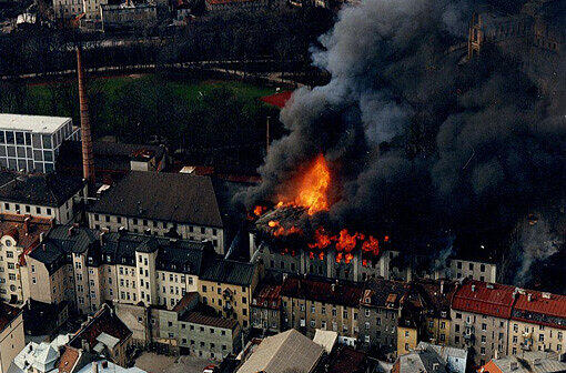 6. April 1987: Die Mälzerei von Hofbräu sowie ein Teil des Hofbräukellers in der Inneren Wiener Straße brennen. Links davon ein altes Brau-Gebäude - hierzu gehört auch der jetzt entdeckte Lüftungsschacht.
