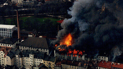 6. April 1987: Die Mälzerei von Hofbräu sowie ein Teil des Hofbräukellers in der Inneren Wiener Straße brennen. Links davon ein altes Brau-Gebäude - hierzu gehört auch der jetzt entdeckte Lüftungsschacht. 6. April 1987: Die Mälzerei von Hofbräu sowie ein Teil des Hofbräukellers in der Inneren Wiener Straße brennen. Links davon ein altes Brau-Gebäude - hierzu gehört auch der jetzt entdeckte Lüftungsschacht.