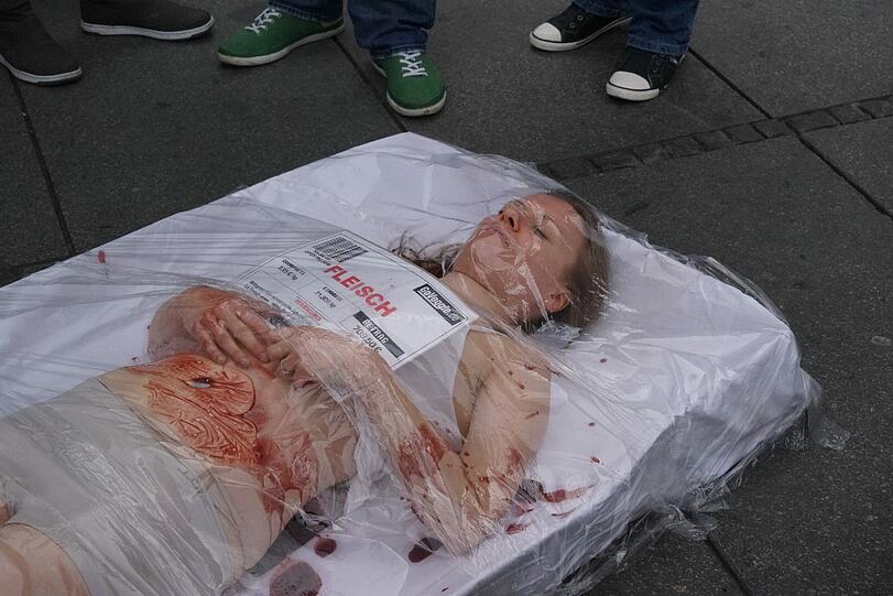 Die Bilder vom Nackt-Protest am Stachus.