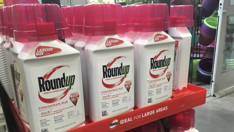 Behälter mit Roundup, ein glyphosathaltiges Unkrautvernichtungsmittel von Monsanto, stehen in einem Regal in einem Geschäft in San Francisco. Behälter mit Roundup, ein glyphosathaltiges Unkrautvernichtungsmittel von Monsanto, stehen in einem Regal in einem Geschäft in San Francisco.