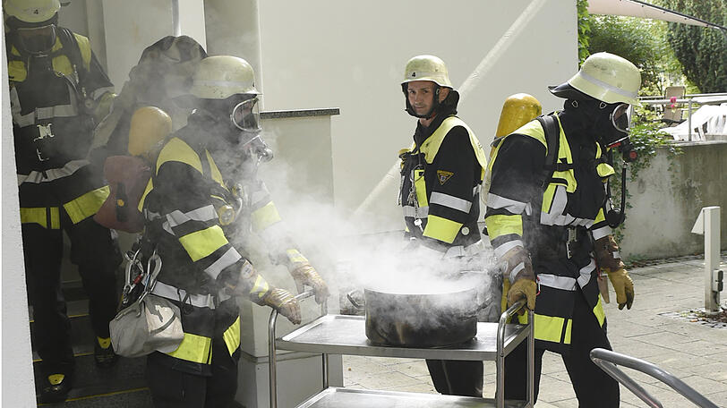 Die Feuerwehr brachte den qualmenden Topf ins Freie.