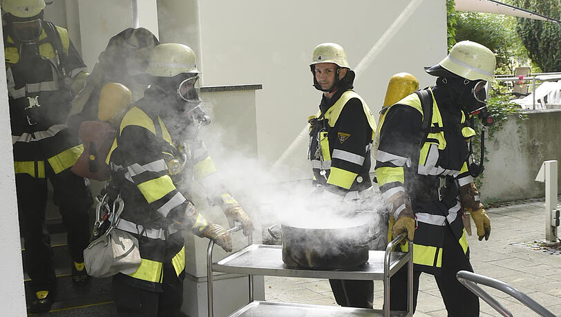 Die Feuerwehr brachte den qualmenden Topf ins Freie. Die Feuerwehr brachte den qualmenden Topf ins Freie.