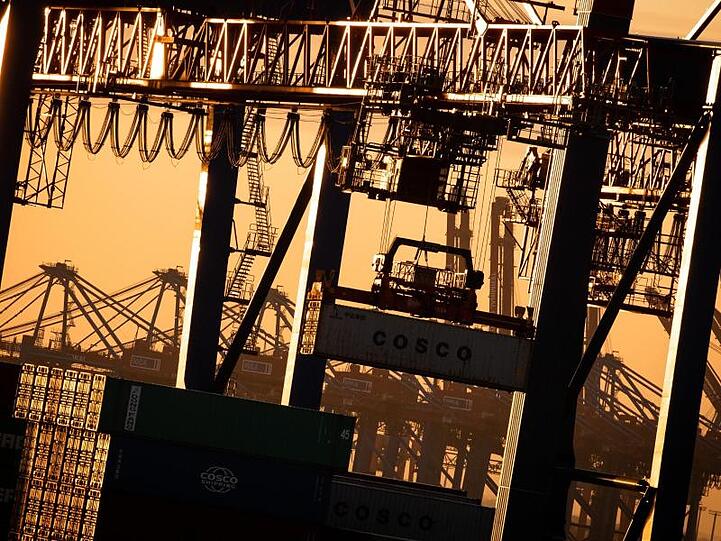 Containerterminal in Hamburg: Die Ursachen der aktuellen Konjunturschwäche liegen im außenwirtschaftlichen Umfeld, sagen Experten.