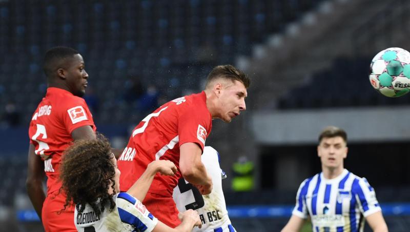 Leipzigs Willi Orban (M) erzielt das 3:0.