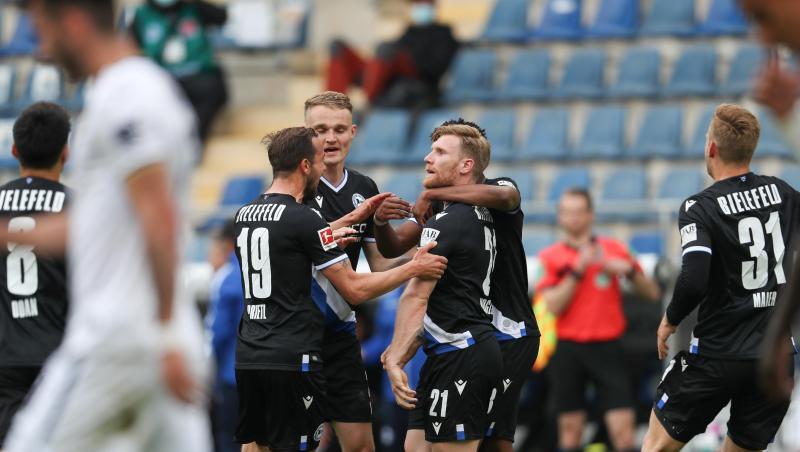 Andreas Voglsammer (2.v.r) rettete Bielefeld einen wichtigen Punkt gegen Hoffenheim. Andreas Voglsammer (2.v.r) rettete Bielefeld einen wichtigen Punkt gegen Hoffenheim.