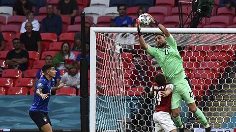 Italiens Torhüter Gianluigi Donnarumma rettet vor Christoph Baumgartner.