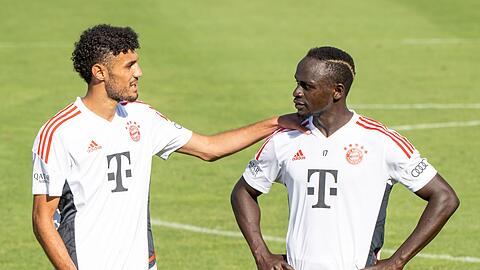 Die beiden Neuzugänge Sadio Mané (r) und Noussair Mazraoui standen das erste Mal mit den neuen Bayern-Kollegen auf dem Platz.
