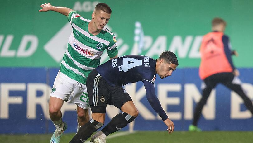 Fürths Tobias Raschl (l) kämpft mit Hamburgs Ludovit Reis um den Ball.