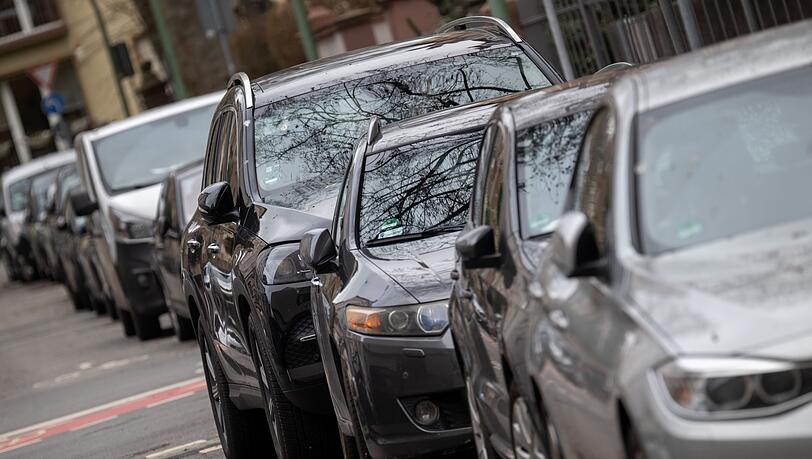 Die durchschnittliche Höhe der Motorhauben von Autos hat sich laut einer Studie seit 2010 jährlich um 0,5 Zentimeter erhöht. (Archivbild)