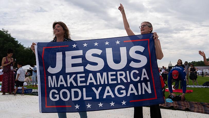 "Jesus mach Amerika wieder gottesf&uuml;rchtig", steht auf einem Banner bei der Gebetsveranstaltung.