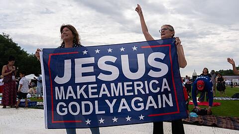 "Jesus mach Amerika wieder gottesf&uuml;rchtig", steht auf einem Banner bei der Gebetsveranstaltung.