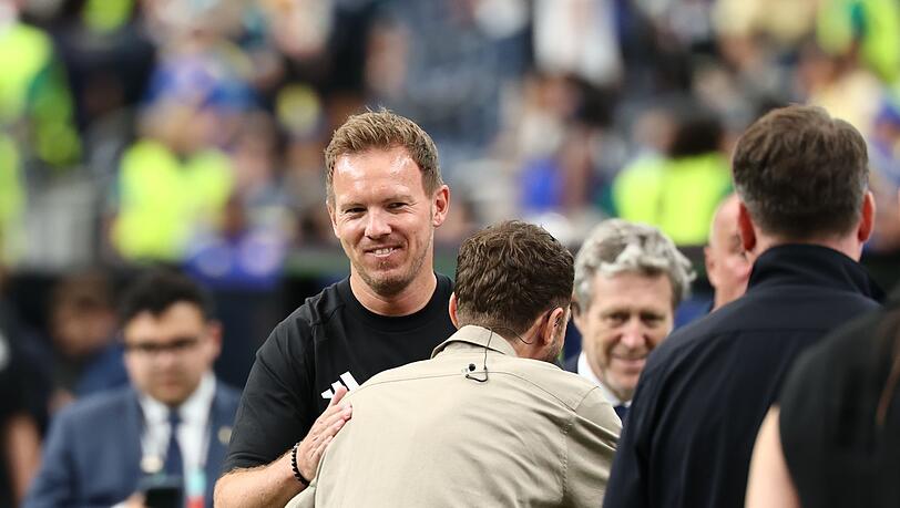 Julian Nagelsmann (l) und Thomas Müller treffen sich vor dem Spiel. Julian Nagelsmann (l) und Thomas Müller treffen sich vor dem Spiel.