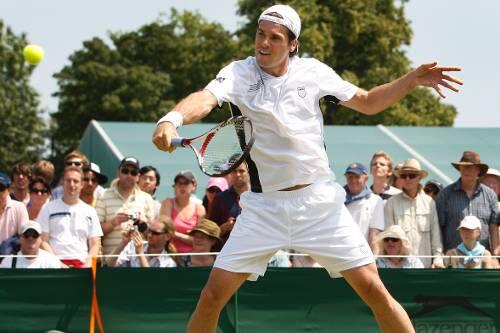 ynamische Rückkehr in die Weltspitze: Tommy Haas ist locker ins Viertelfinale von Wimbledon eingezogen und untermauerte seinen Status als Geheimfavorit.
