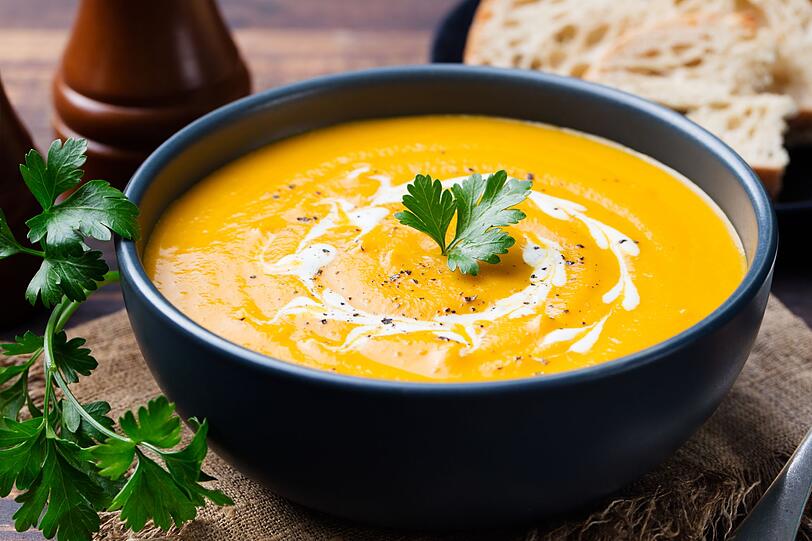 Ger&ouml;stete S&uuml;&szlig;kartoffeln, Karotten und Pastinaken eignen sich ideal f&uuml;r eine cremige Suppe. Geben Sie das Ofengem&uuml;se zusammen mit einem St&uuml;ck Ingwer, den ger&ouml;steten Knoblauchzehen und Zwiebeln in einen Mixer. F&uuml;gen Sie so viel Br&uuml;he hinzu, bis das Gem&uuml;se bedeckt ist. Erw&auml;rmen Sie dann die Suppe in einem Topf, reiben Sie etwas Schale einer Orange hinein und servieren Sie sie mit zerbr&ouml;seltem Feta, ger&ouml;steten Nori-Bl&auml;ttern, K&uuml;rbiskernen oder frischer Petersilie.