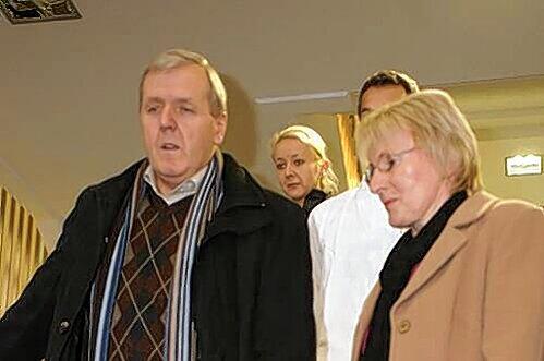 Schwerer Gang: Sechs Tage nach dem Anschlag verlässt Alois Mannichl Hand in Hand mit seiner Frau Anneliese das Krankenhaus.