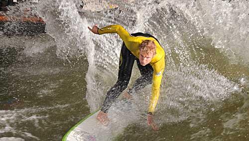 Ein fetter Hack mit ganz viel Spray: Wer das Eisbach-Surfen richtig beherrscht, der wendet sein Board so zackig, dass das Wasser meterhoch spritzt. Ein fetter Hack mit ganz viel Spray: Wer das Eisbach-Surfen richtig beherrscht, der wendet sein Board so zackig, dass das Wasser meterhoch spritzt.