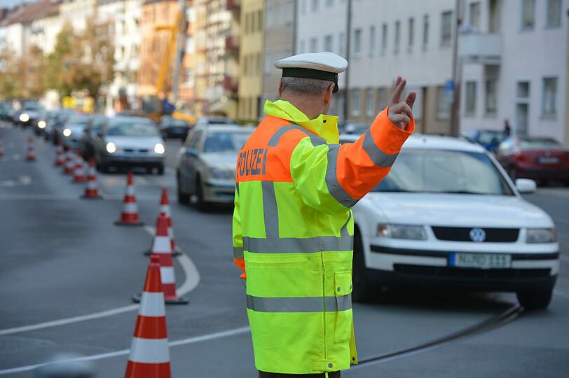 Evakuierungen und ein Großaufgebot an Sicherheitskräften rund um die Entschärfung der Fliegerbombe: Die Bilder aus Nürnberg.