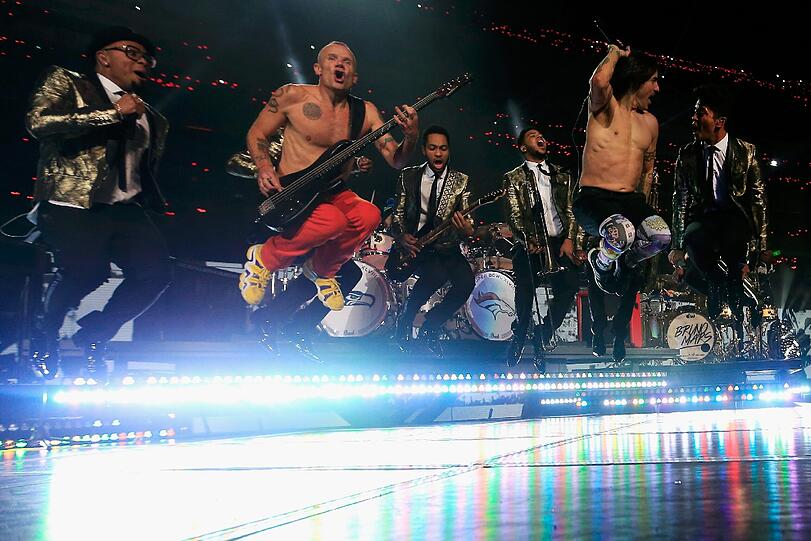 In der legendären Pepsi-Halbzeitshow standen Bruno Mars und die Red Hot Chili Peppers auf der Bühne!