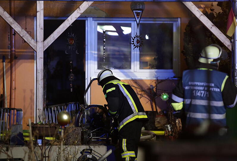 Explosion im Keller - die Bilder vom Feuerwehreinsatz in Großkarolinenfeld.