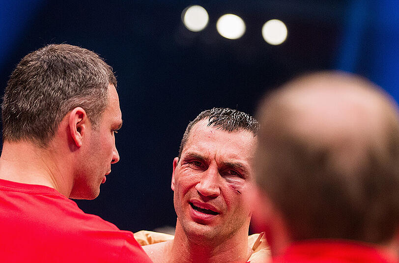 Wladimir Klitschko kurz nach dem Kampf schwer gezeichnet. Dass er einen seiner schlechtesten Kämpfe gezeigt hatte, brauchte ihm Bruder Vitali nicht extra sagen.