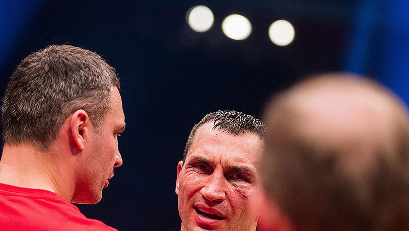 Wladimir Klitschko kurz nach dem Kampf schwer gezeichnet. Dass er einen seiner schlechtesten Kämpfe gezeigt hatte, brauchte ihm Bruder Vitali nicht extra sagen. Wladimir Klitschko kurz nach dem Kampf schwer gezeichnet. Dass er einen seiner schlechtesten Kämpfe gezeigt hatte, brauchte ihm Bruder Vitali nicht extra sagen.