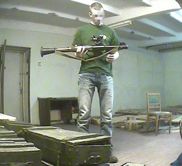 Der 25-Jährige hantiert mit einem Raketenwerfer.