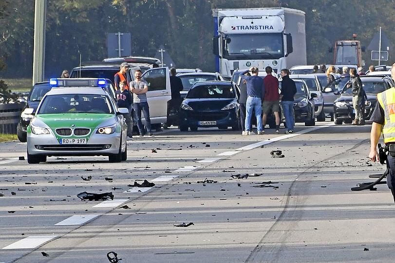 Schwerer Unfall auf der A995 - Bilder vom Bergungseinsatz.