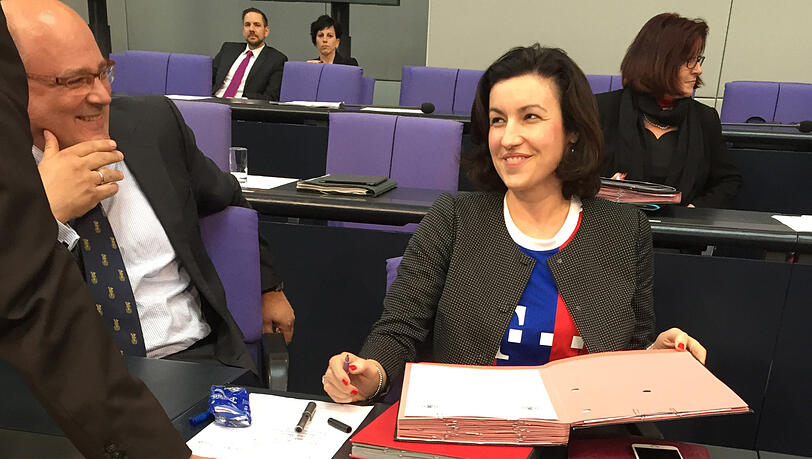 Mit Bayern-Trikot im Bundestag: Dorothee Bär. Mit Bayern-Trikot im Bundestag: Dorothee Bär.