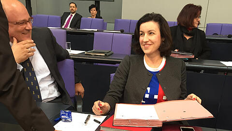 Mit Bayern-Trikot im Bundestag: Dorothee Bär.