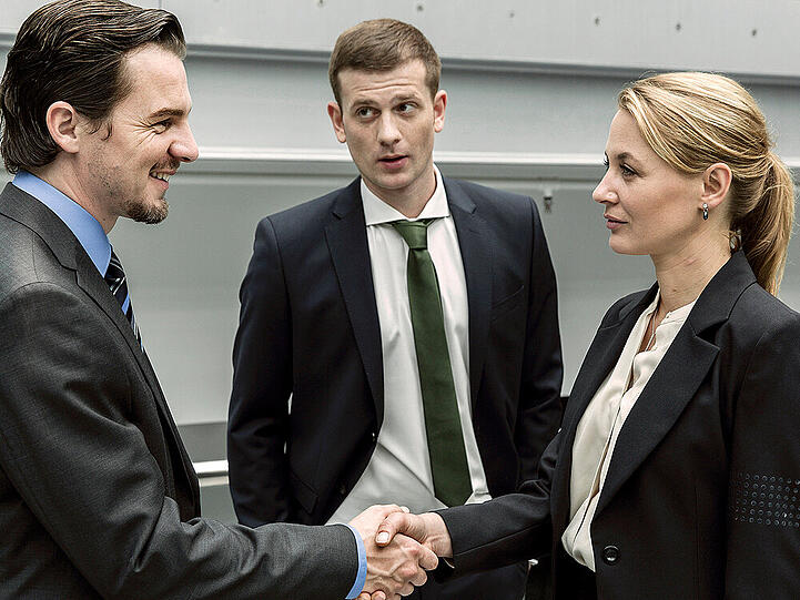 Manuel Bachers (Felix Klare, l.) Kollege Kroth (Christoph Schechinger, M.) macht ihn mit der Staatsanwältin Caroline von Studt (Julia Thurnau, r.) bekannt
