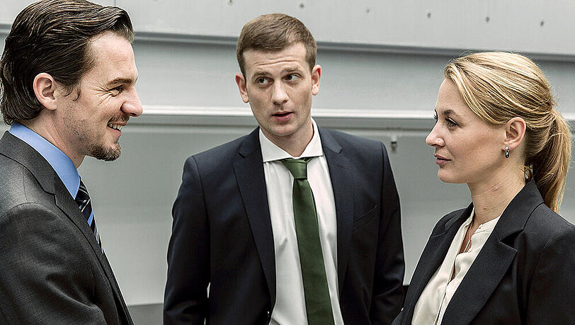 Manuel Bachers (Felix Klare, l.) Kollege Kroth (Christoph Schechinger, M.) macht ihn mit der Staatsanwältin Caroline von Studt (Julia Thurnau, r.) bekannt Manuel Bachers (Felix Klare, l.) Kollege Kroth (Christoph Schechinger, M.) macht ihn mit der Staatsanwältin Caroline von Studt (Julia Thurnau, r.) bekannt