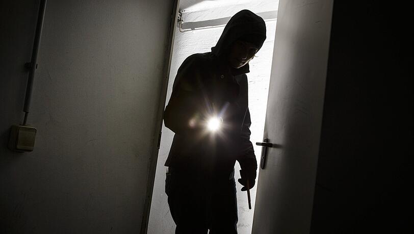 Die Begegnung mit einem Einbrecher wird eine 22-Jährige so schnell nicht vergessen. Die Begegnung mit einem Einbrecher wird eine 22-Jährige so schnell nicht vergessen.