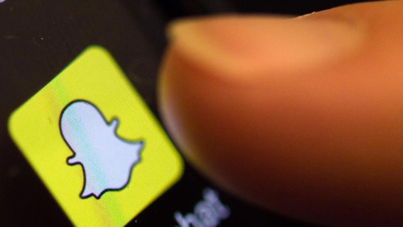 Snapchat konkurriert vor allem mit Facebooks Fotoplattform Instagram um Werbeerlöse. Snapchat konkurriert vor allem mit Facebooks Fotoplattform Instagram um Werbeerlöse.