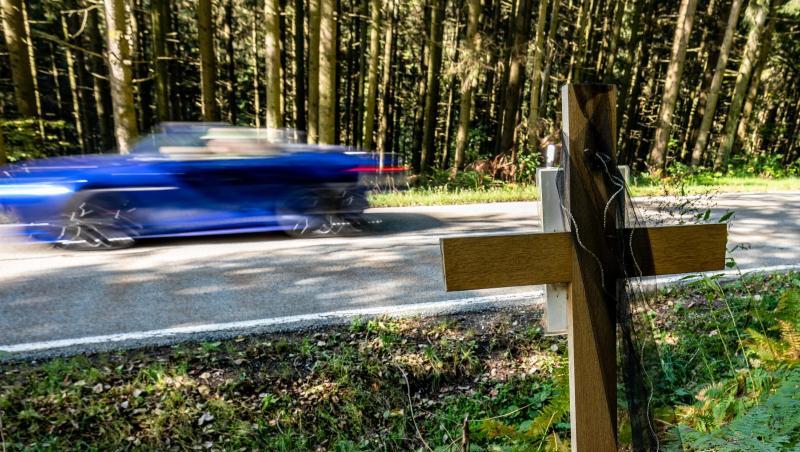 Ein Holzkreuz steht bei Achslach an der Stelle, an der die Männer bei einem Rennen den Tod eines weiteren Autofahrers verursacht haben sollen. Ein Holzkreuz steht bei Achslach an der Stelle, an der die Männer bei einem Rennen den Tod eines weiteren Autofahrers verursacht haben sollen.