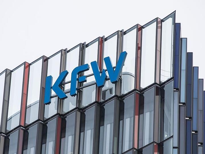 Die Nachfrage von Unternehmen nach Corona-Krediten von der KfW ist ungebrochen hoch.