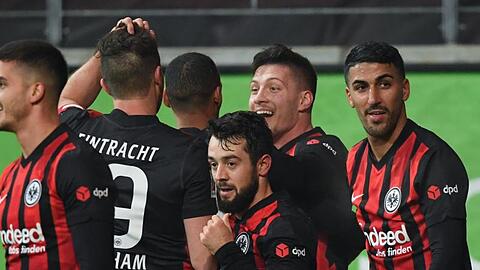 Frankfurts André Silva (l-r), David Abraham, Djibril Sow, Amin Younes, Torschütze Luka Jovic und Aymen Barkok jubeln nach dem Tor zum 2:1.