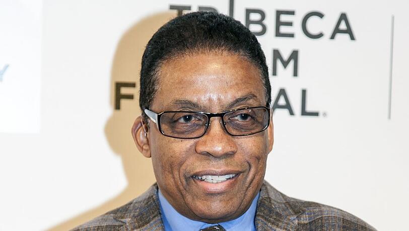 Herbie Hancock sitzt nach dem Ohrfeigen-Skandal bei den Oscars in der Zwickmühle.