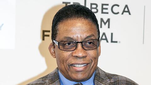 Herbie Hancock sitzt nach dem Ohrfeigen-Skandal bei den Oscars in der Zwickmühle.